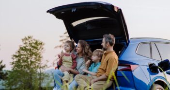 So klappt die entspannte Fahrt mit dem E-Auto in den Familienurlaub. (Foto: AdobeStock_612385388 Halfpoint)