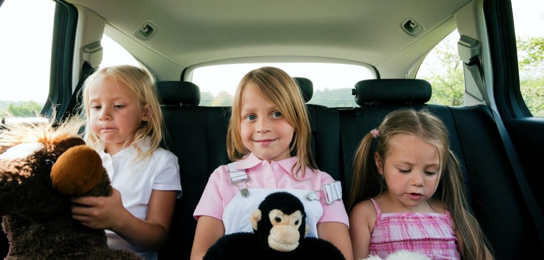 Stressfrei unterwegs mit Kindern: 6 Dinge, die bei längeren Fahrten wirklich helfen (Foto: AdobeStock - Kzenon - 13823843)