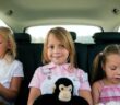 Stressfrei unterwegs mit Kindern: 6 Dinge, die bei längeren Fahrten wirklich helfen (Foto: AdobeStock - Kzenon - 13823843)