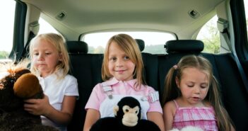 Stressfrei unterwegs mit Kindern: 6 Dinge, die bei längeren Fahrten wirklich helfen (Foto: AdobeStock - Kzenon - 13823843)