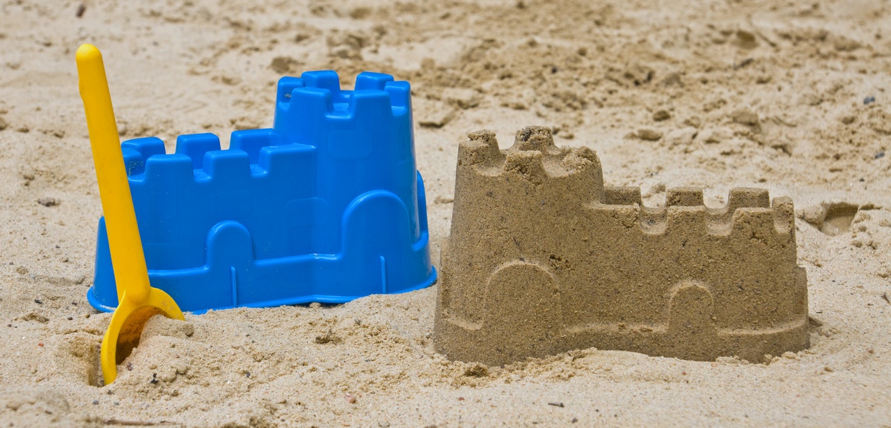 Förmchen und Schaufel gehören für die Kleinen zu den wichtigsten Strand-Utensilien. (Foto: AdobeStock - elxeneize - 33821759)