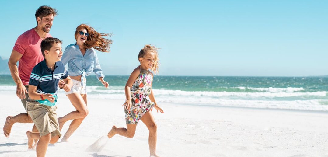 Packliste für den perfekten Familientag am Strand: Das darf im Gepäck nicht fehlen (Foto: AdobeStock - Rido - 256822595)