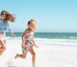 Packliste für den perfekten Familientag am Strand: Das darf im Gepäck nicht fehlen (Foto: AdobeStock - Rido - 256822595)