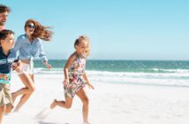 Packliste für den perfekten Familientag am Strand: Das darf im Gepäck nicht fehlen (Foto: AdobeStock - Rido - 256822595)