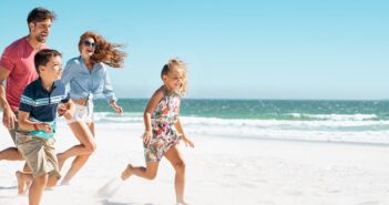 Packliste für den perfekten Familientag am Strand: Das darf im Gepäck nicht fehlen (Foto: AdobeStock - Rido - 256822595)