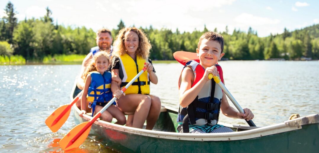 Aktive Familienzeit: Spiel und Spaß beim Familienausflug (Foto: AdobeStock - Louis-Paul Photo - 228614541)