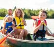 Aktive Familienzeit: Spiel und Spaß beim Familienausflug (Foto: AdobeStock - Louis-Paul Photo - 228614541)