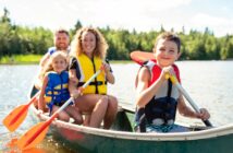 Aktive Familienzeit: Spiel und Spaß beim Familienausflug (Foto: AdobeStock - Louis-Paul Photo - 228614541)
