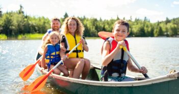 Aktive Familienzeit: Spiel und Spaß beim Familienausflug (Foto: AdobeStock - Louis-Paul Photo - 228614541)