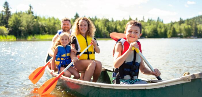 Aktive Familienzeit: Spiel und Spaß beim Familienausflug (Foto: AdobeStock - Louis-Paul Photo - 228614541)
