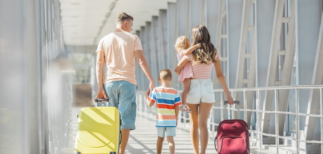 Familienfreundliches Reisen: Die besten Tipps für mehr Entspannung beim Fliegen (Foto: AdobeStock - olenachukhil - 383027699)