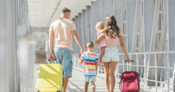 Familienfreundliches Reisen: Die besten Tipps für mehr Entspannung beim Fliegen (Foto: AdobeStock - olenachukhil - 383027699)