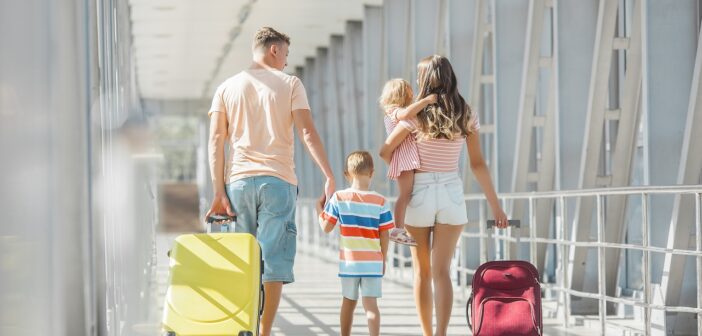 Familienfreundliches Reisen: Die besten Tipps für mehr Entspannung beim Fliegen (Foto: AdobeStock - olenachukhil - 383027699)