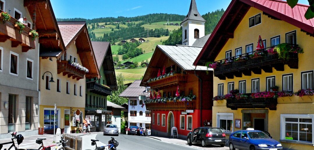 Winterurlaub mit Kindern: Tipps für stressfreie Tage im Schnee (Foto: AdobeStock - bikemp - 361644630)