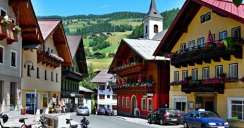 Winterurlaub mit Kindern: Tipps für stressfreie Tage im Schnee (Foto: AdobeStock - bikemp - 361644630)