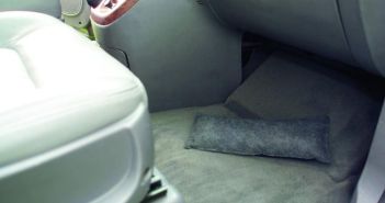 Effektiver Feuchtigkeitsschutz im Auto dank ThoMar wiederverwendbarer Entfeuchter-Kissen (Foto: ThoMar OHG)