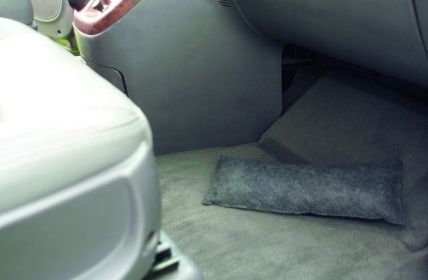 Effektiver Feuchtigkeitsschutz im Auto dank ThoMar wiederverwendbarer Entfeuchter-Kissen (Foto: ThoMar OHG)
