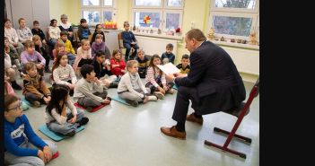 Landrat Jaschinski liest Schülern Rocky Winterfeld im Elsterschulzentrum (Foto: Pressestelle Kreisverwaltung/Tilo Wanka)