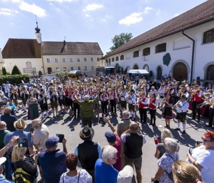 Beeindruckender Klang: Vor dem Einmarsch auf die Festwiese (Foto: Gerhard Sigl. Gäste- & Kur-Service Bad Griesbach)
