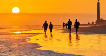 Strandtag mit Kindern auf Gran Canaria: Planung, Sicherheit und Beschäftigungsideen (Foto: AdobeStock - Jareck - 195376376)