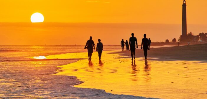 Strandtag mit Kindern auf Gran Canaria: Planung, Sicherheit und Beschäftigungsideen (Foto: AdobeStock - Jareck - 195376376)