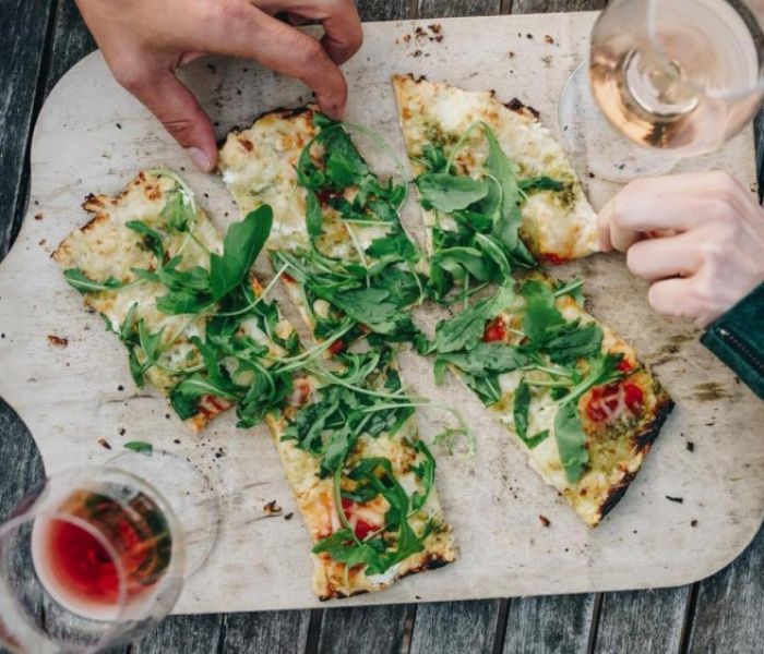 Merzhausen Jesuitenschloss Wein und Flammkuchen (Foto: Chris Keller, Schwarzwald Tourismus)